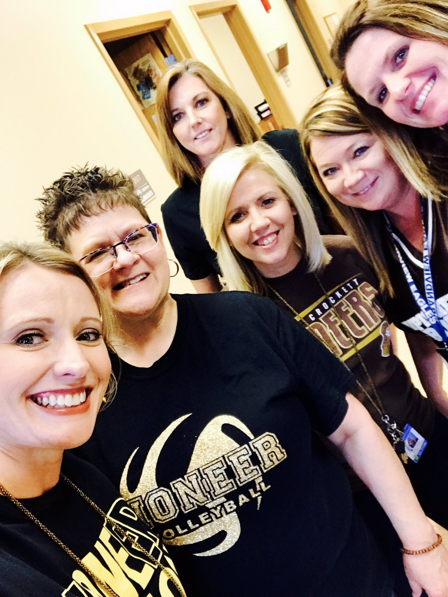 racheladamstn's tweet photo. @GrandviewES office staff representing @DCHSpioneers for Friday Night Football team day! 🏈🏈🏈 https://t.co/BhxFyjxCzS