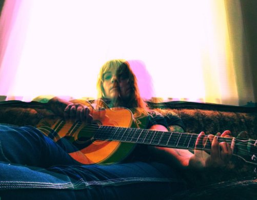 Fender's tweet photo. RT @brandyzdan: "Thank you @Fender acoustics for setting me up on the dayz I can't plug in. 💕#fenderparamount #fenderacoustics" https://t.co/gXYXmqmkDt