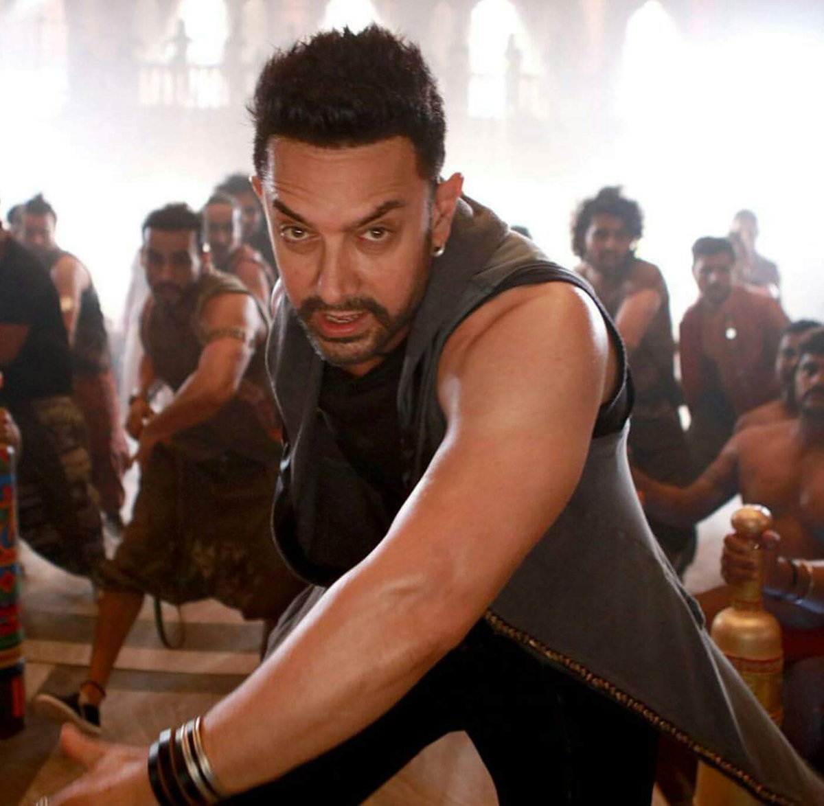 iamilkhan's tweet photo. #DangalTürkiyede @aamir_khan için bi parmağımı feda ediyo olabilirim parmagım alev aldı https://t.co/yZoJdzOEn2