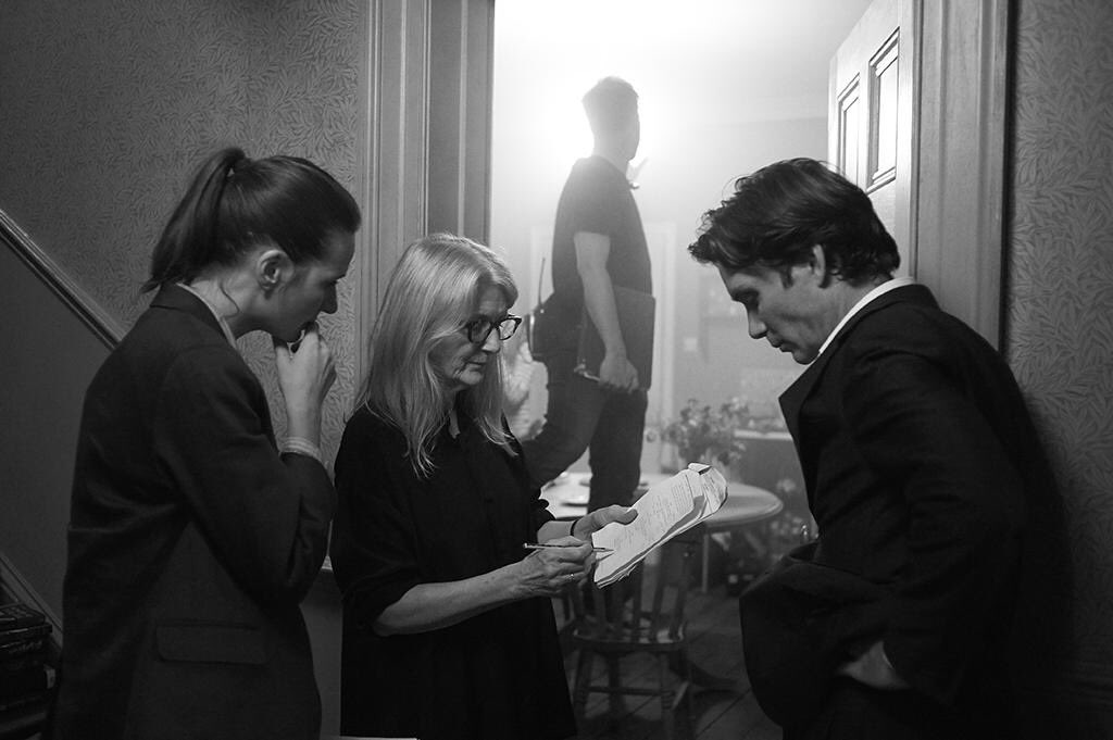 CMurphyBrasil's tweet image. 📸| Cillian, Emily Mortimer e a diretora Sally Potter nos bastidores de The Party