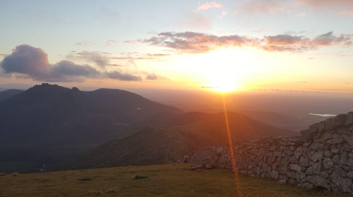 Sunset from the top of the Mourne Mountains - wow! Come &amp; explore this stunning place: fal.cn/tYWl #discoverni

📷 @wildlifeni
