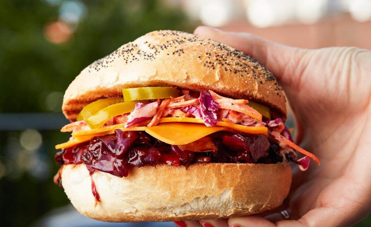 The latest grilled recipe that's all the rage? Beer-can cabbage—and it's exactly what it sounds like. countryliving.com/food-drinks/ne…