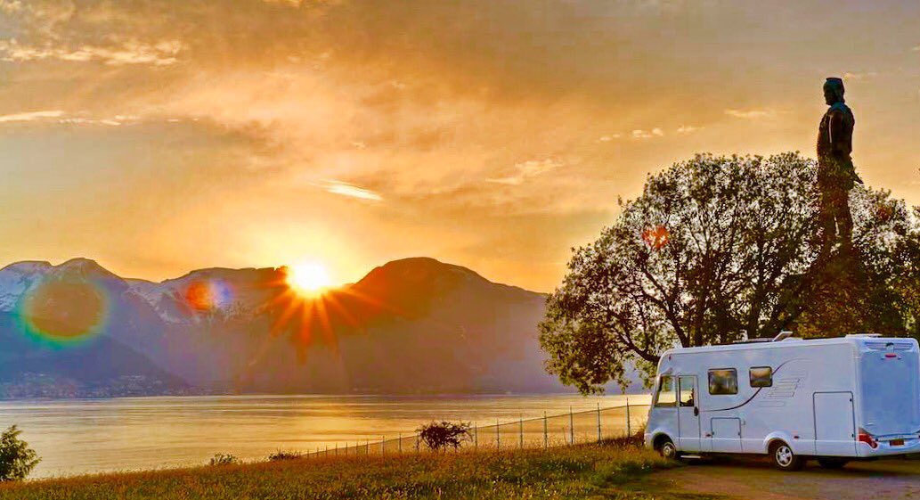 OurBumble's tweet photo. Bad camper spot tonight, so closing my eyes and dreaming
#vanlife #StormHour #weatherphoto #TheBestSunset #sunsetphotography #ThePhotoHour https://t.co/xqsSP2rwzD