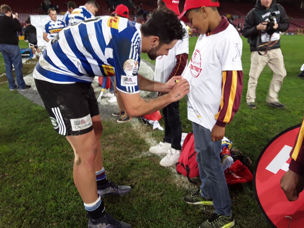 The <a href="/PostNetSA/">PostNet Southern Afr</a> Kids meeting their rugby heroes on the #DHLNewlands field... #WeStandTogether #wpjoulekkerding #WPvLIO