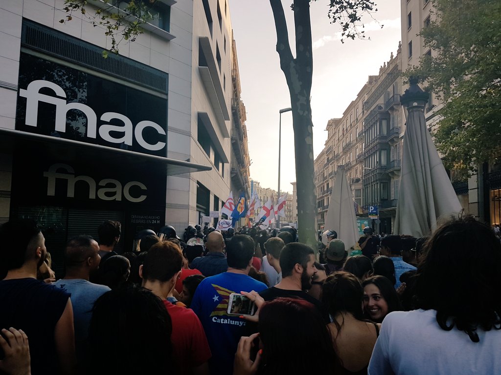 bcnensofega's tweet photo. A Barcelona el racisme i l'odi #NoPassaran , avui gran demostració de solidaritat antifeixista.

#resistimBCN https://t.co/ikugyYIjJ2