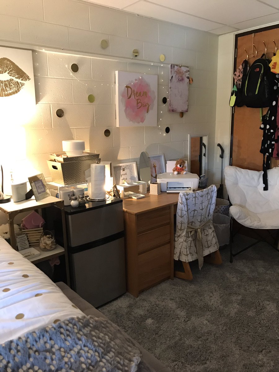 nikkigiavani's tweet photo. #MoveInDay Before and after✨ My perfect home away from home💕#dormitup #theLU21 https://t.co/7BO60nYRMm