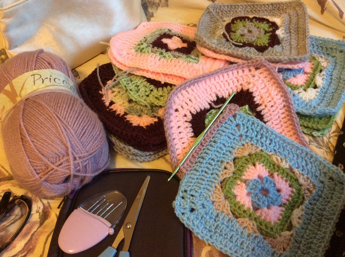 HandKnittedLove's tweet photo. I'm enjoying making squares for once I'm making a nap blanket for myself! #blanket #200crochetblocks #JanEaton #crochetborders #EdieEckman https://t.co/lNDnGbR4kh