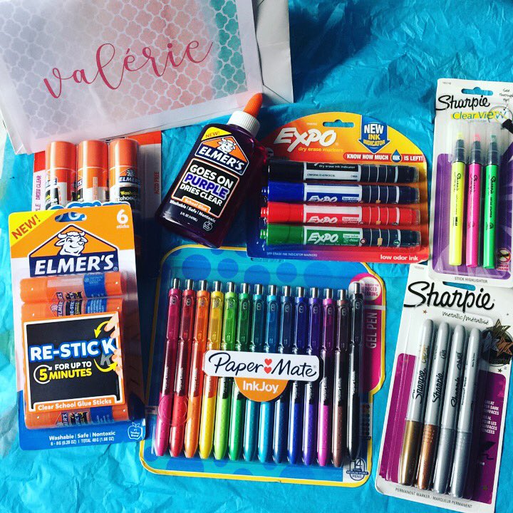 MmeValerie's tweet photo. J'ai reçu un super paquet cadeau rempli de beaux produits @Sharpie @PaperMate pour la rentrée! #profheureuse #rentreescolaire https://t.co/aBFOyVC1pP