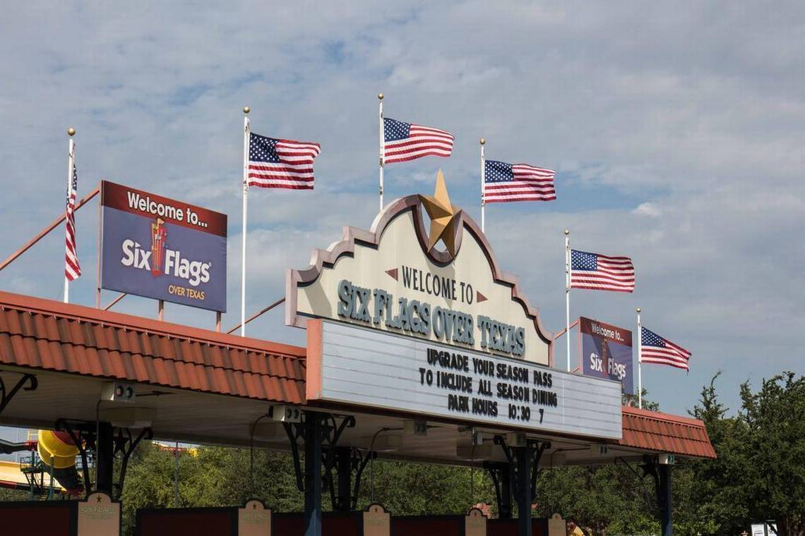 JefLBrady's tweet image. From 6 Flags to 1 flag. As a result of criticism over its confederate flag, , Six Flags Over Texas removed all but the U.S. flag.