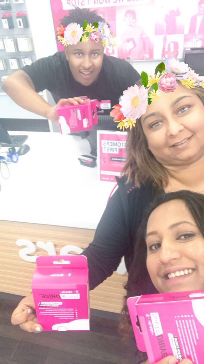Hillside Team getting ready for these customers during power hour! <a href="/tcc_mobile/">TCC Wireless</a> <a href="/SaleemMdanat/">Saleem mdanat</a> #SyncUp4Summer #TMobile