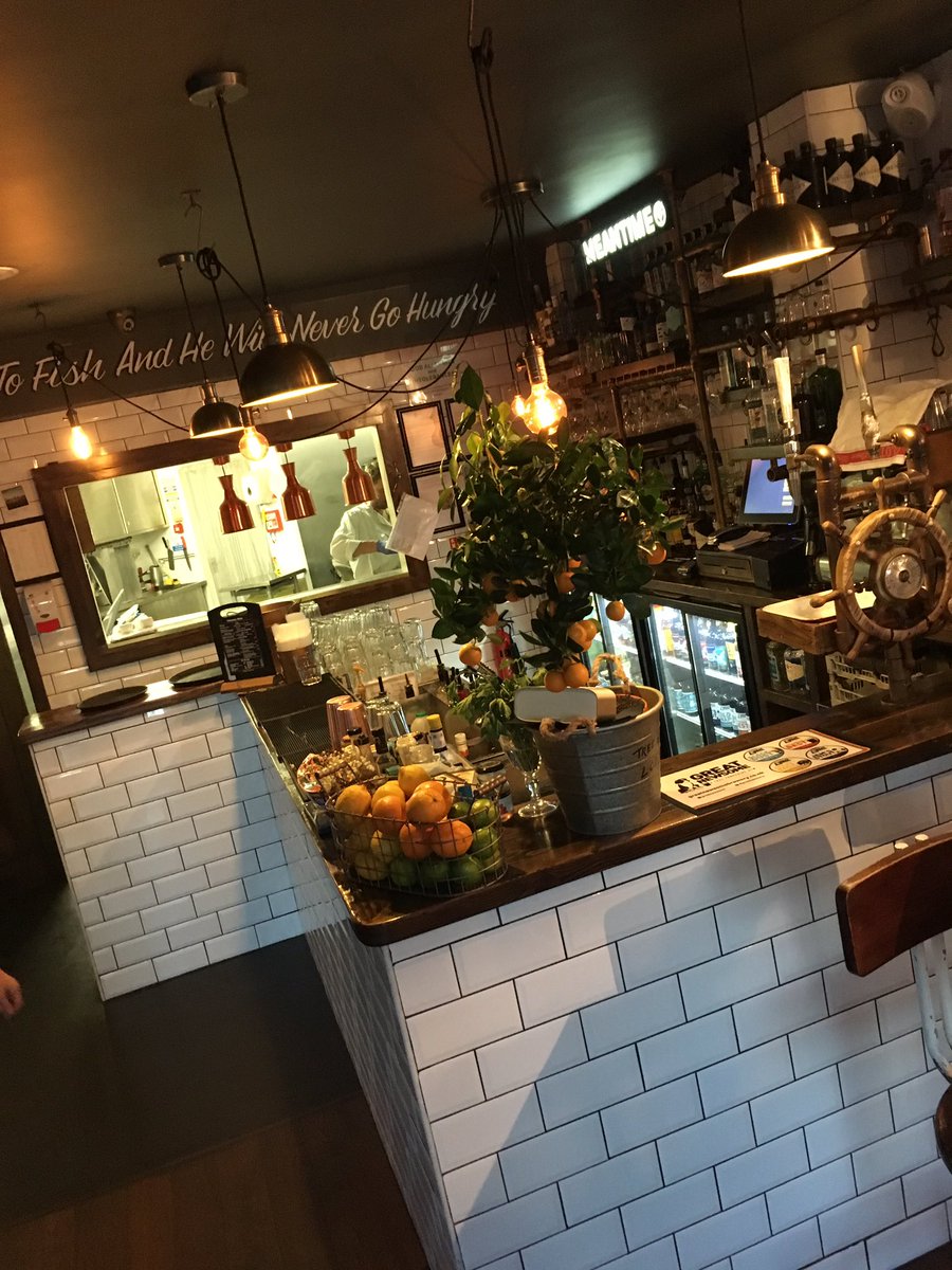 barmagazine's tweet image. At The Fish &amp;amp; Chip Kitchen in Hull enjoying a delicious meal of pie &amp;amp; mash with @GreatNewsome's moreish Frothingham Best. @FishChipKitchen