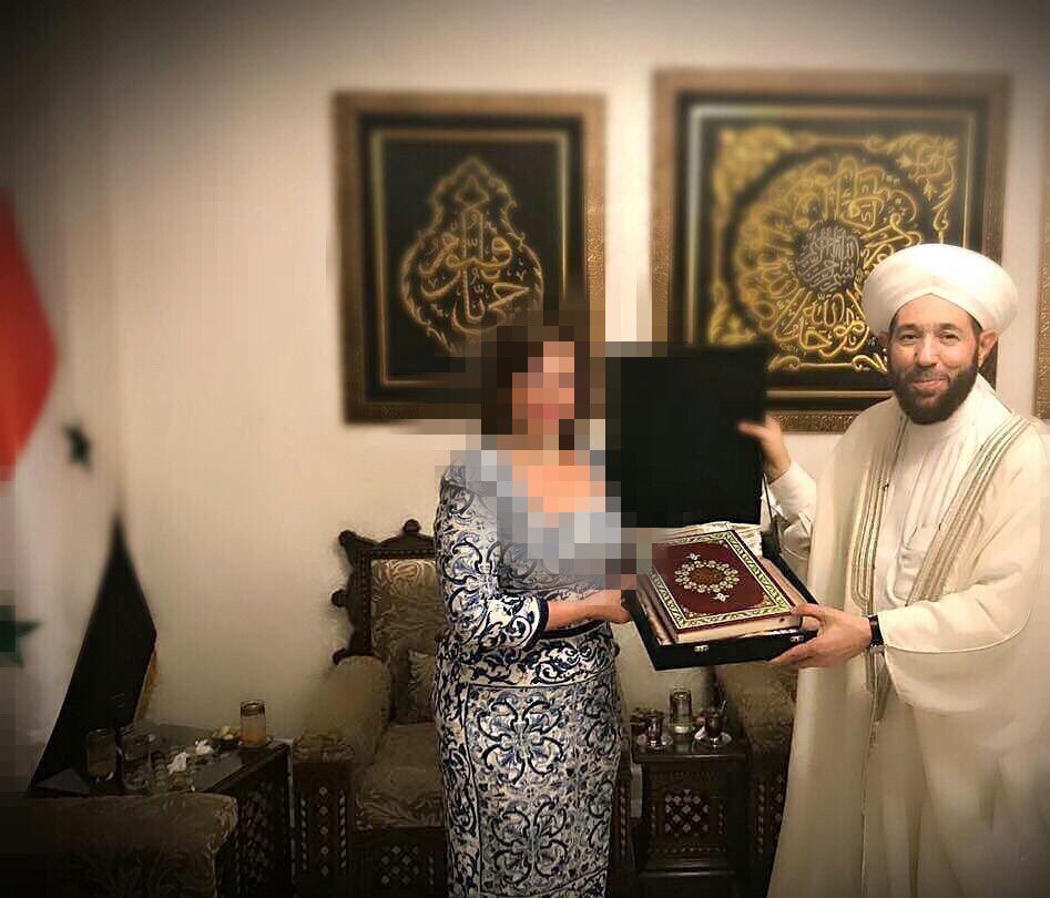 haabmbb1's tweet photo. ٰ
" الفنانة " أحمد حسون
تهدي " المفتي " إلهام شاهين مصحفاً
كرّم الله كتابه عنهما❗️
،
عندما يتواءمُ ويتناغمُ العهر السياسي
مع العهر الأخلاقي! https://t.co/Isy2R9fHiQ