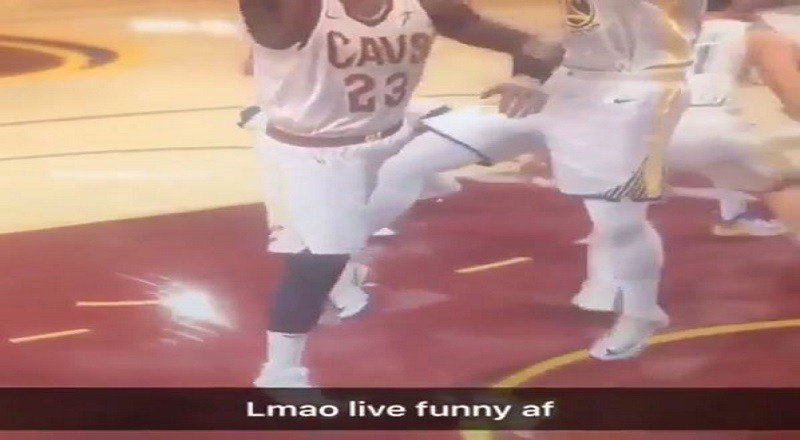 Draymond Green knees LeBron James in his private on #NBALive18 preview [VIDEO] hip-hopvibe.com/2017/08/18/dra…