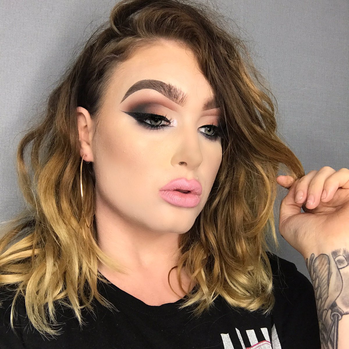 belle_MUartist's tweet photo. Loving @tartecosmetics #rethinknatural tastiest pro amazinion clay & shape tape
@HourglassMakeup #virtualskinperfection https://t.co/h2OEIKEsyp