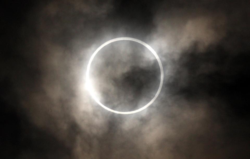 Forbes's tweet photo. Eclipse warning: just like your eyes, your iPhone's camera can be permanently damaged if you point it at the sun https://t.co/jGBUCcVHVu https://t.co/g5E6qd1gr5
