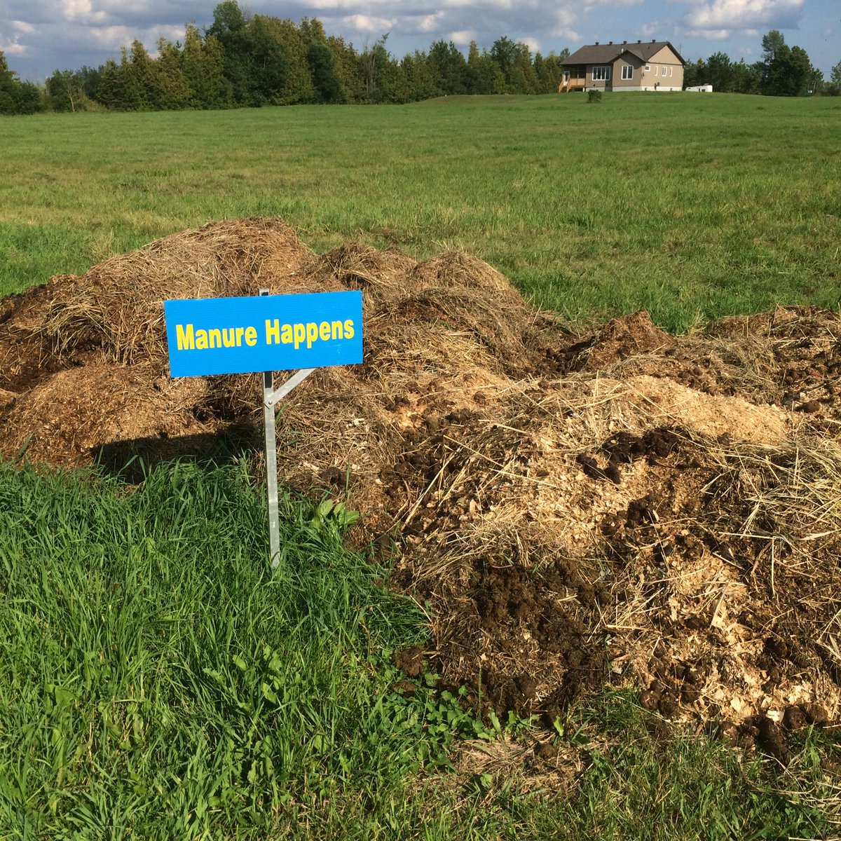 The muck pile sign is also a caution for tomorrow's steeplechase, roads + tracks, &amp; cross country, at #Oakhurst3DE oakhurstfarm.com/oakhurst3de 🍁