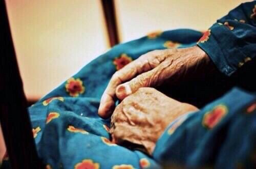 #و_اخفض_لهما 
#بنت_حرب

ربي أسعد #أمي
 عدد ما ضخ قلبها
 وعدد مارمشت عينيها
 وأبعد عنها كُل سوء يا الله ..

﴿❤️💭🔕﴾