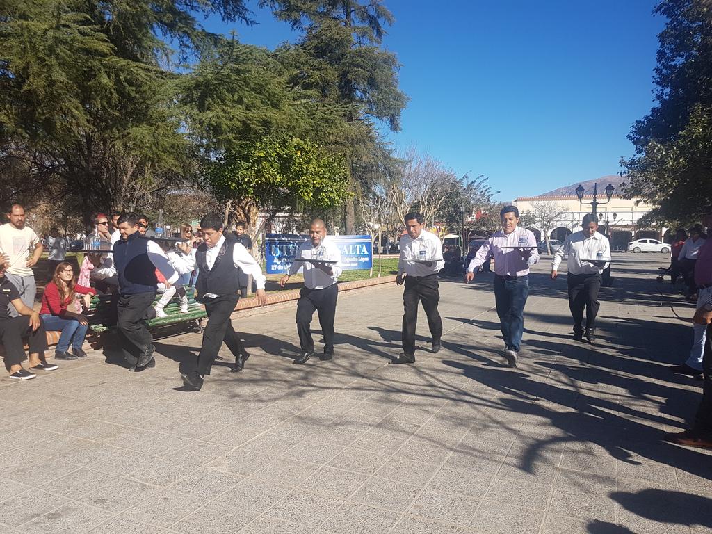 uthgrasalta's tweet photo. Carrera de Mozos 2017 #CAFAYATE 😎 Alrededor de 40 compañeros se dieron cita en la plaza principal para competir por el 1er puesto! https://t.co/3ct91u8lsJ