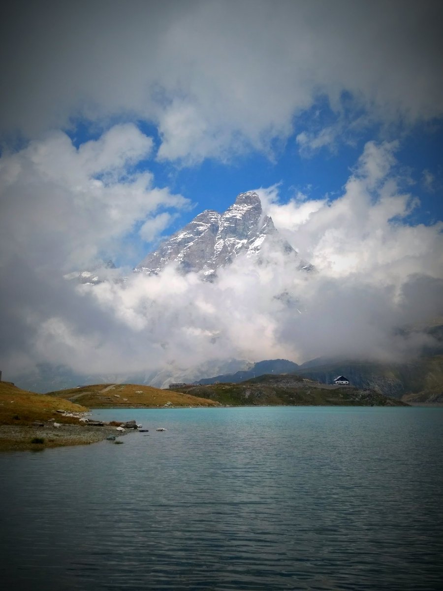 AleSiryus's tweet photo. Solo quando ce l'hai di fronte capisci quanto è imponente. Il #Cervino 🔝. #Matterhorn #valledaosta #estate2017 #vacanze #trekking #italia 🇮🇹 https://t.co/NDMbCqSurP