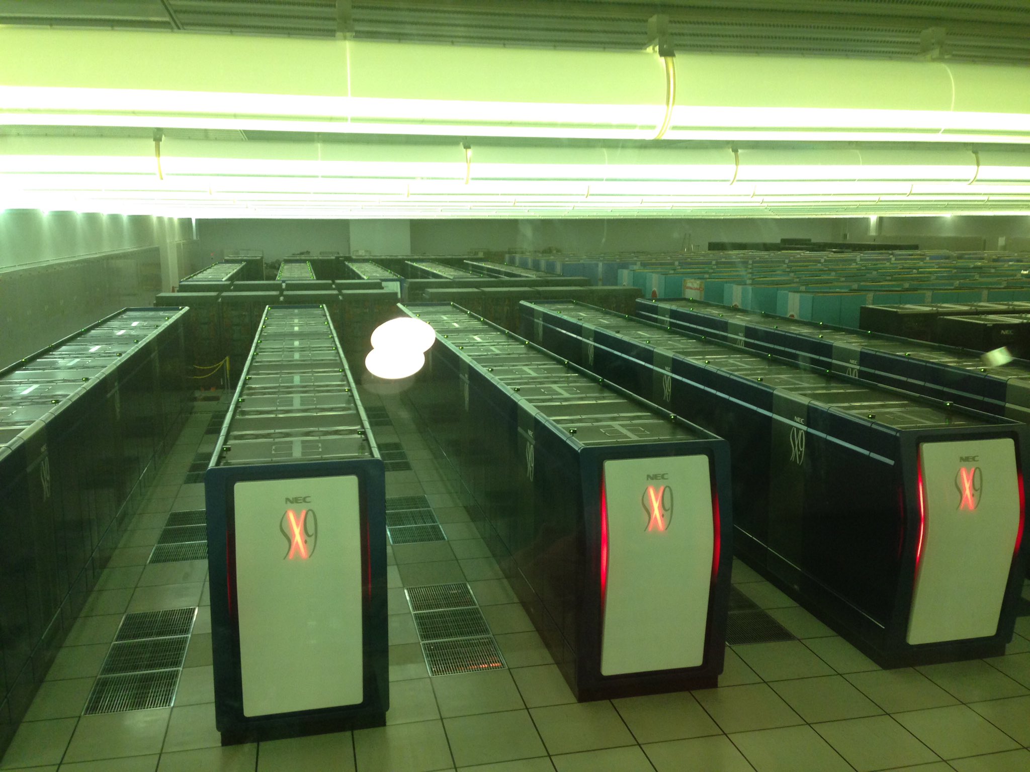 山田てるみ サマーウォーズで活躍したスパコンことsx 9 その旗印であった Jamstecの地球シミュレータ2の在りし日の姿である 太陽はここに降臨せり