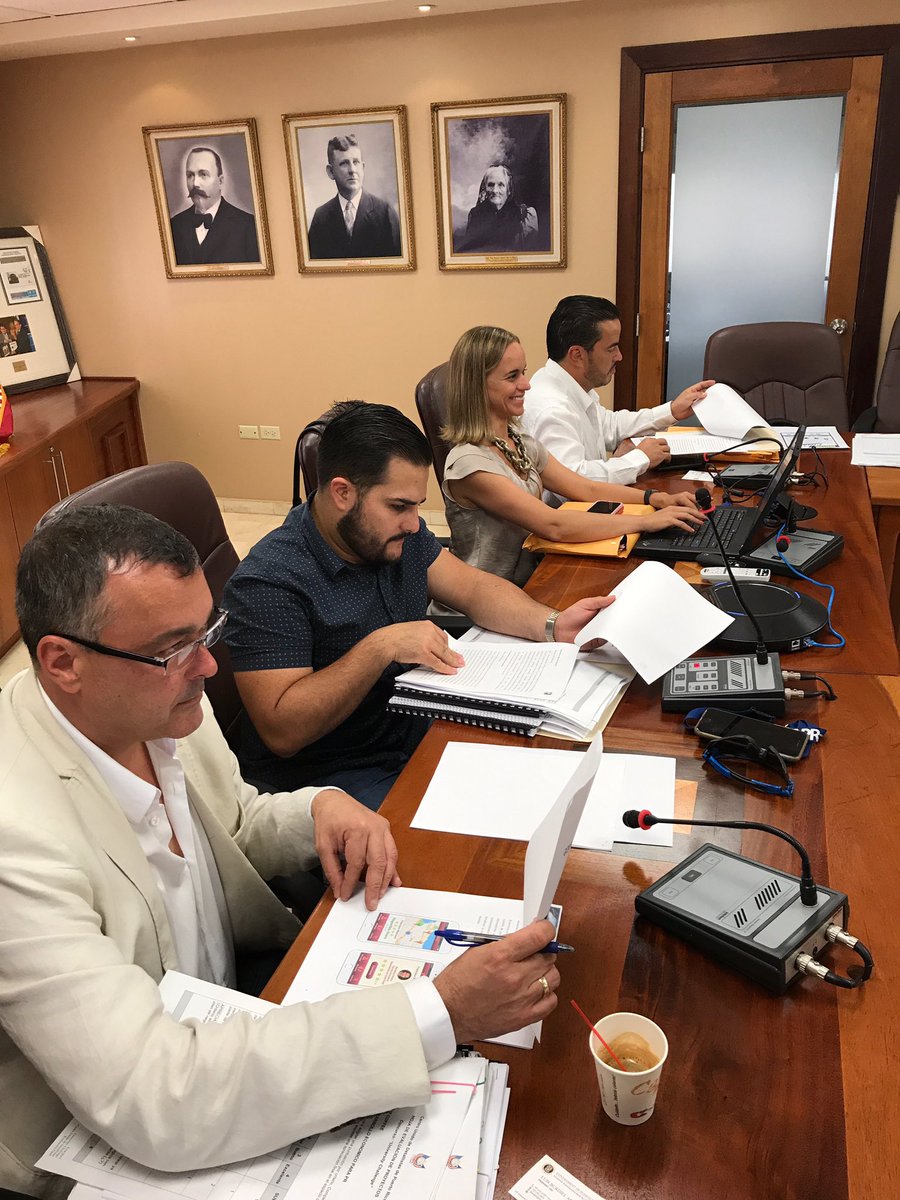 Carlos Pagan Dir PDJ,Luis Burdiel Pres @BDE_PR Corali Castro VP StartUp BPPR e Ignacio Vélez en el University Challenge del @CentroUnidoPR