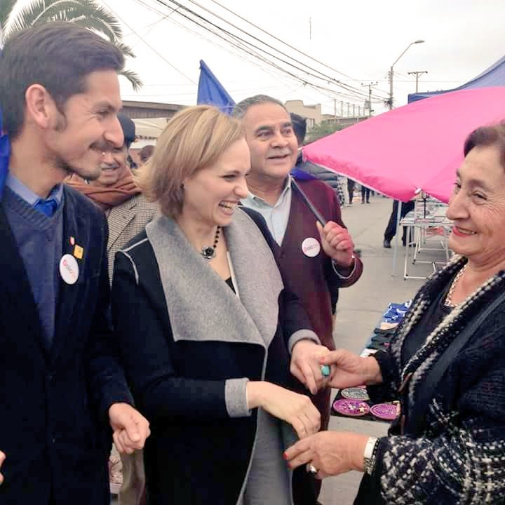felixuls's tweet photo. Hoy en Feria  🍈🍉🍋🍓🍍🍇Las Compañías #LaSerena @carolinagoic junto Anita Torrejón Gran Mujer esforzada y trabajadora @AndresBelloLs 🐝 #LaSerena https://t.co/K90KAh1hyD