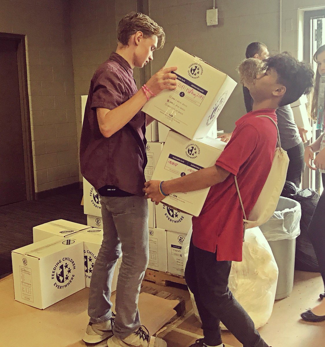 BardishKW's tweet photo. 157,536: The number of meals packed in the last two days at #YLC2017 for @FoodBankWatReg! #iamfce #WRawesome https://t.co/ORftxvQMW8