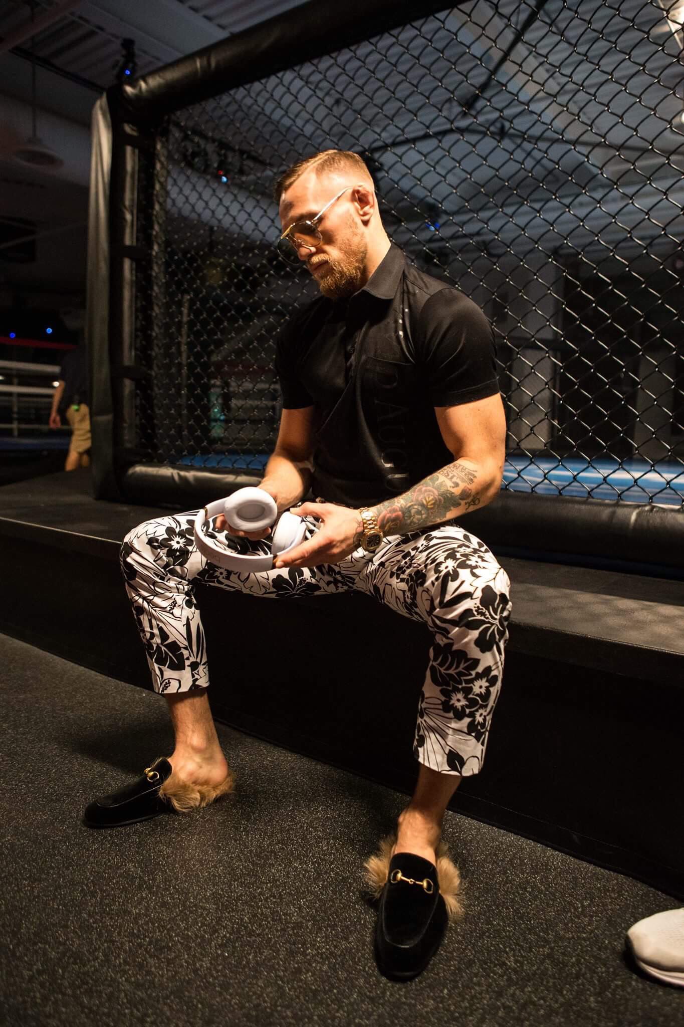 Mcgregor одежда. Connor mcgregor стиль. Конор макгрегор в джинсах. Mcgregor одежда. August mcgregor одежда.