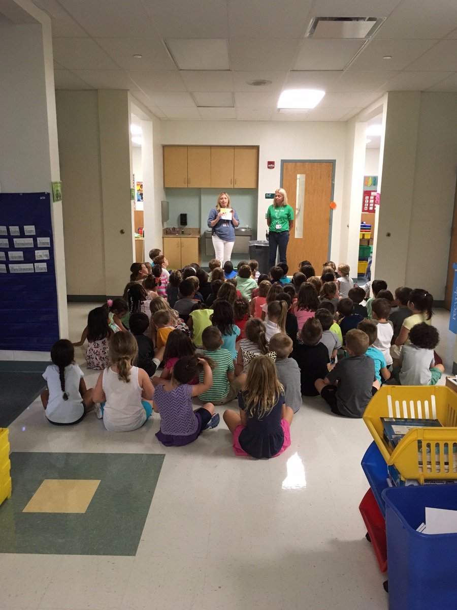 PapaInFirst's tweet image. Mrs. Hoskins &amp;amp; Mrs. Sutula visit the Acorns today!! Thank you for reading a story &amp;amp; reviewing the @TrinityOaks rules.  @wiggins12