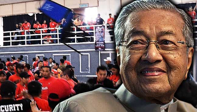 fmtoday's tweet photo. @chedetofficial : Chairs, flares aimed at empty seat for @NajibRazak , not me https://t.co/A4FGHFeDFP #Nothing2Hide2 #Malaysia https://t.co/tX0gRO3zx3
