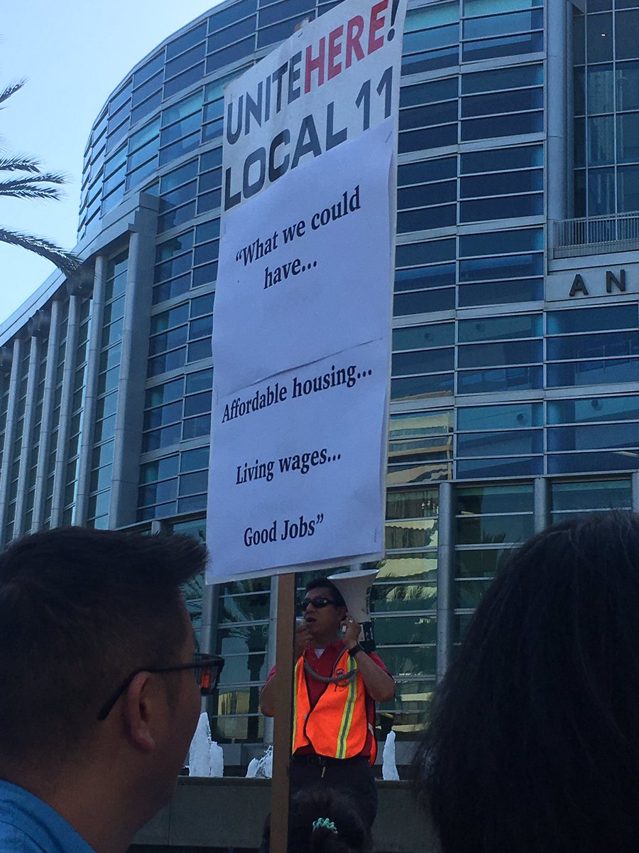 PaulinaUCISOAR's tweet photo. Se ve se siente la unión está presente! #uniteherelocal11 supporting our local community #comunidad #oclabor https://t.co/cSQp5olY2V