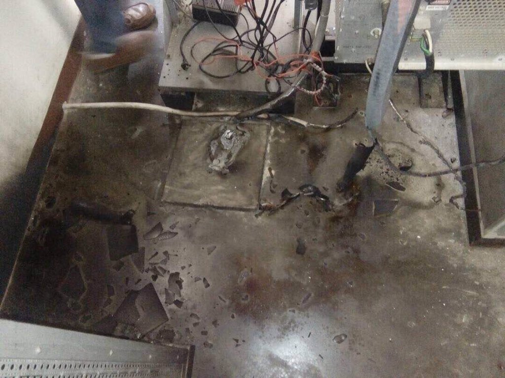 diariodlosandes's tweet photo. #Trujillo Así quedó la emisora 102.5 fm luego del ataque sufrido esta madrugada, donde cortaron los cables y ahora está  fuera del aire https://t.co/wnPlcexOPA
