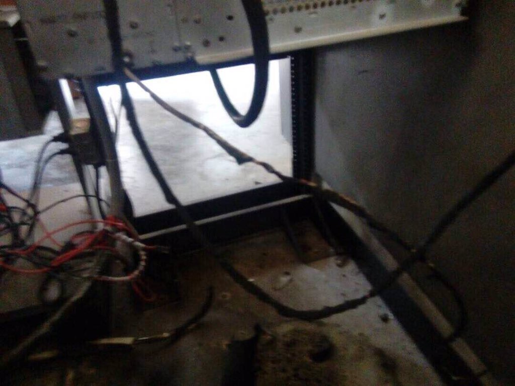 diariodlosandes's tweet photo. #Trujillo Así quedó la emisora 102.5 fm luego del ataque sufrido esta madrugada, donde cortaron los cables y ahora está  fuera del aire https://t.co/wnPlcexOPA