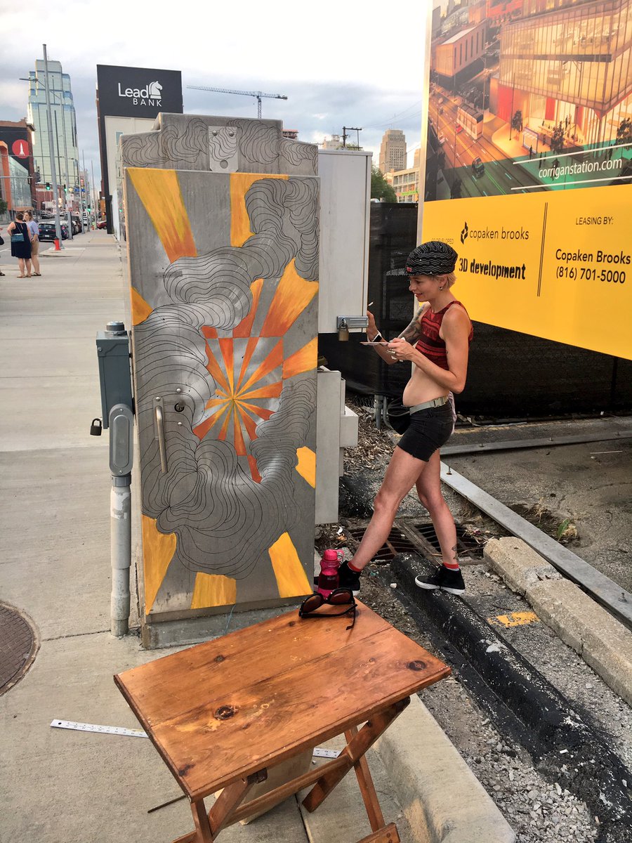 KCCrossroads's tweet photo. New signal box art in progress at 19th &amp; Main https://t.co/bvNnIyMPcU