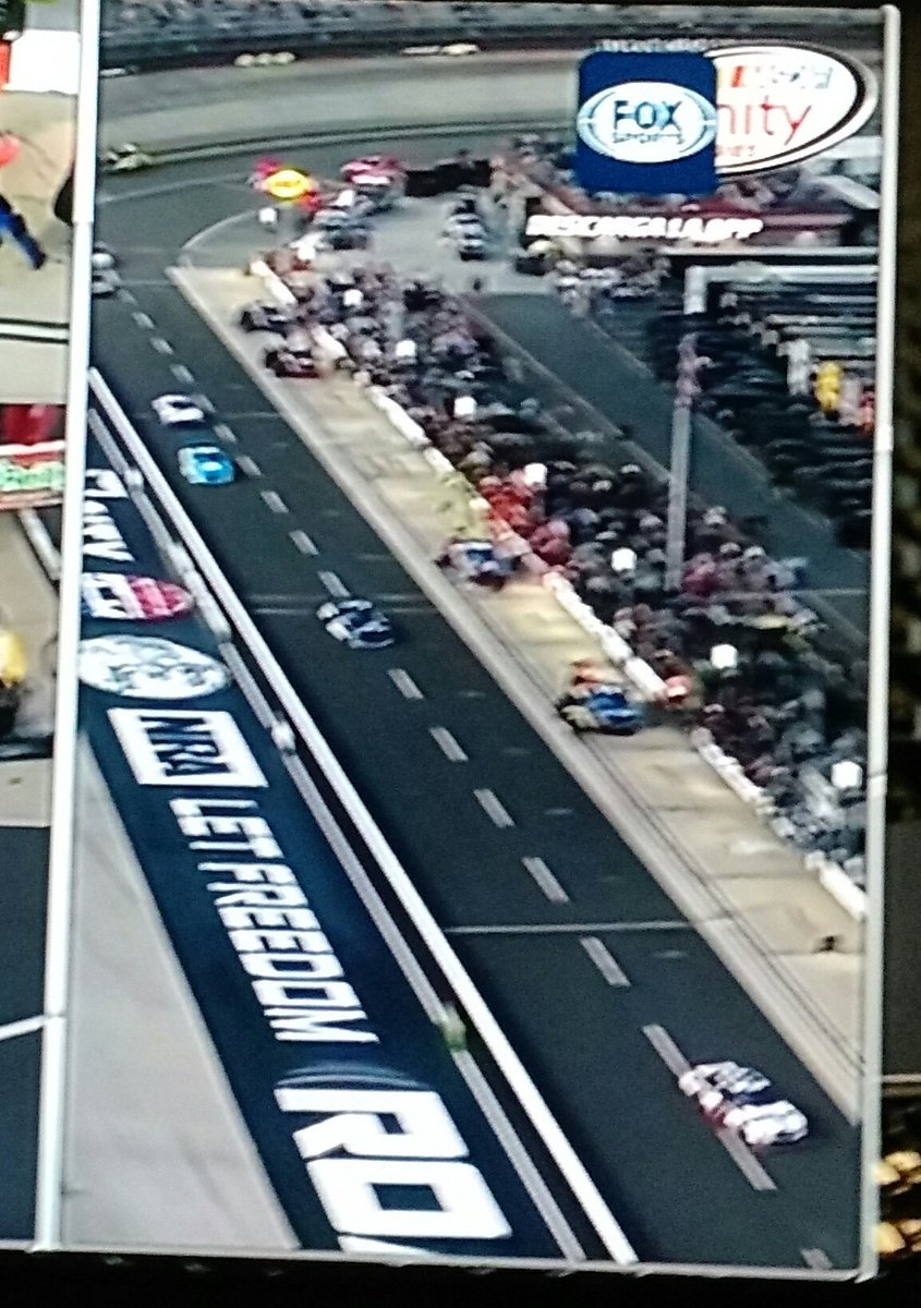 castilloteam23's tweet photo. #nascarxfox como hacen para entrar todo los autos en ese pit tan chico van entrando Número pares y después impares @elpatogalindo @jccasco https://t.co/6Q3yDf1ttr