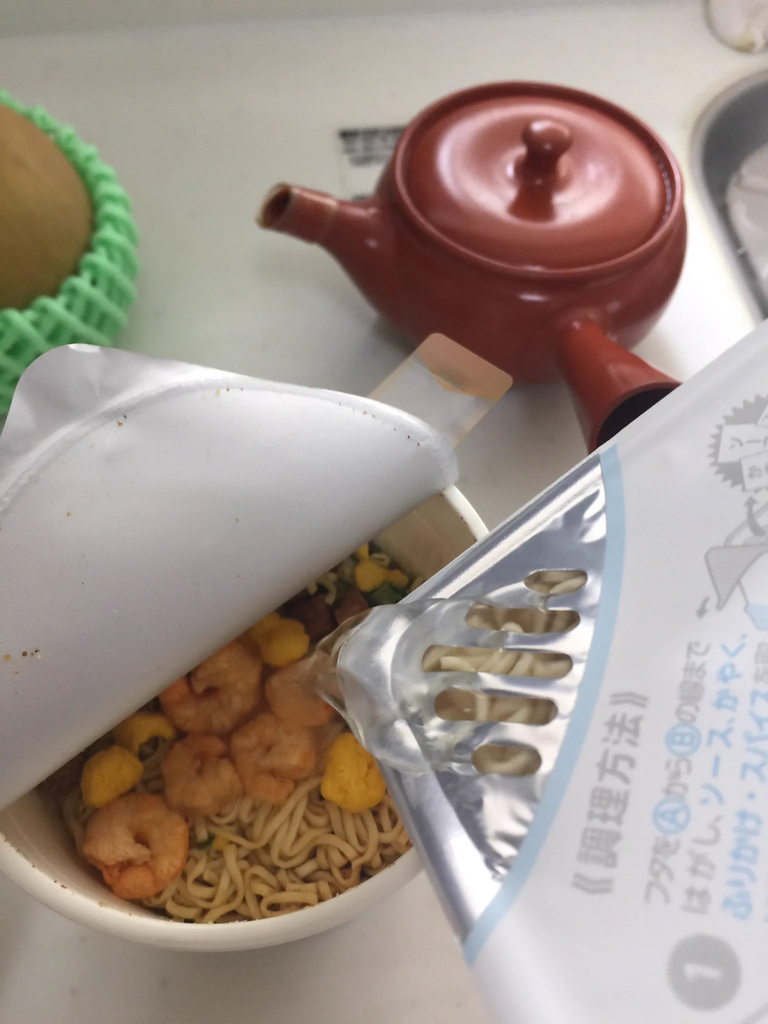 これすごい！「ペヤングソース焼きそば」の出汁で「日清カップヌードル」を作ってみた！