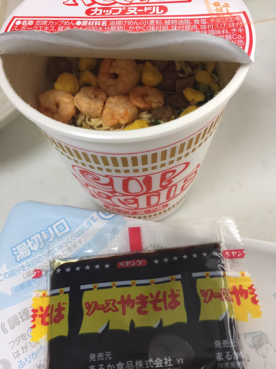 これすごい！「ペヤングソース焼きそば」の出汁で「日清カップヌードル」を作ってみた！