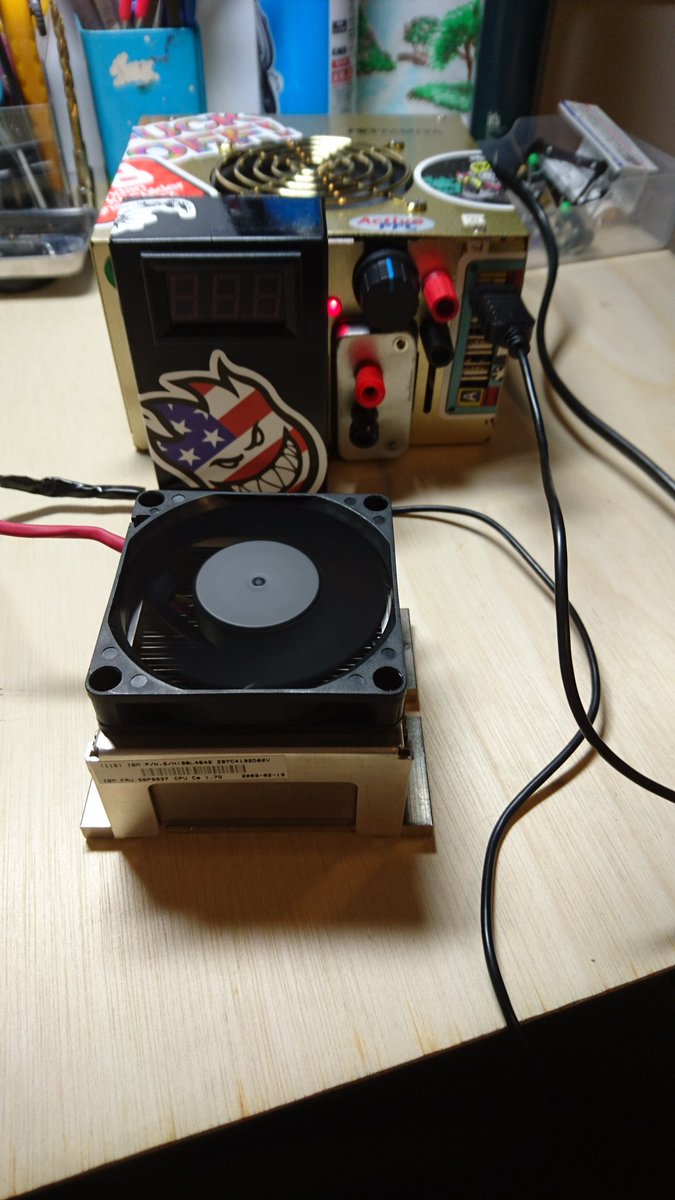 Ryou 夏休みの工作 安定化電源必要な充電器もってないけど 安定化電源作ってみた モーター慣らしもできるように可変電圧のポートもつけて Usbポートも四連 ついでにusb接続のヒートシンクも作っといたから電池やモーター冷やすのに使える Ryou 夏休みの工作 安定化電源必要な充電器もってないけど 安定化電源作ってみた モーター慣らしもできるように可変電圧のポートもつけて Usbポートも四連 ついでにusb接続のヒートシンクも作っといたから電池やモーター冷やすのに使える