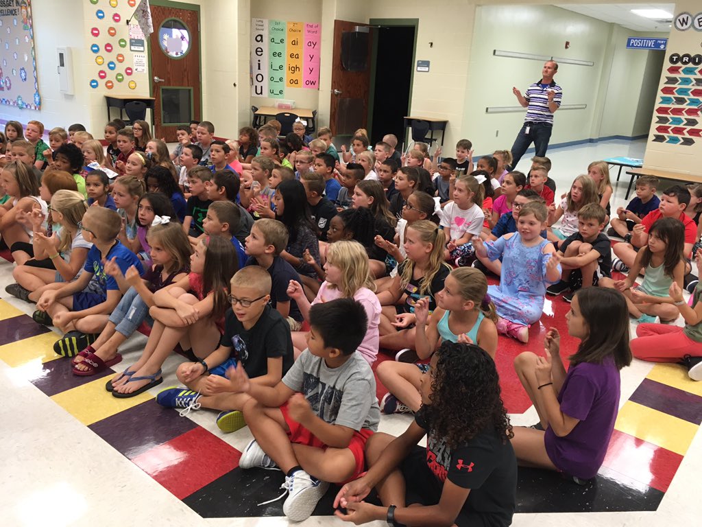 Our amazing principals teaching our kiddos about the eclipse before Monday! <a href="/kbelementary/">Kellybrook LPS</a> #lpsleads