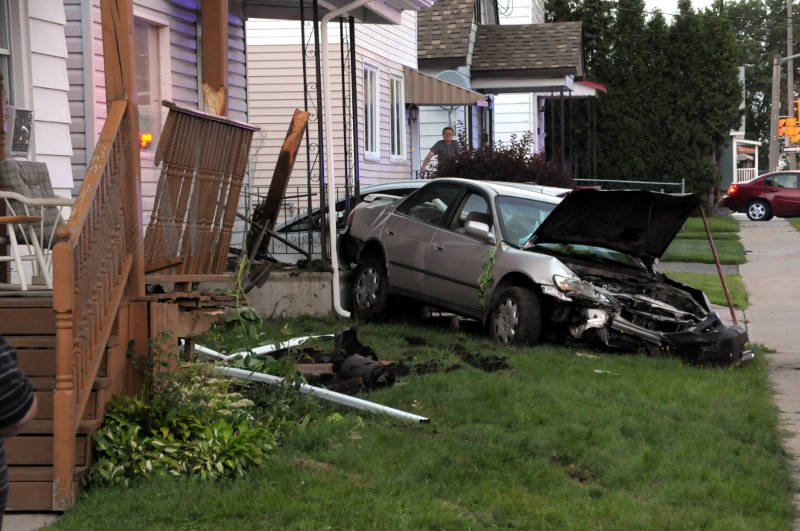 Car hits two Cornwall houses; driver arrested bit.ly/2ieRSOI #CornwallON #crash @DaveMacLean121 https://t.co/y4hiB3wlh0
