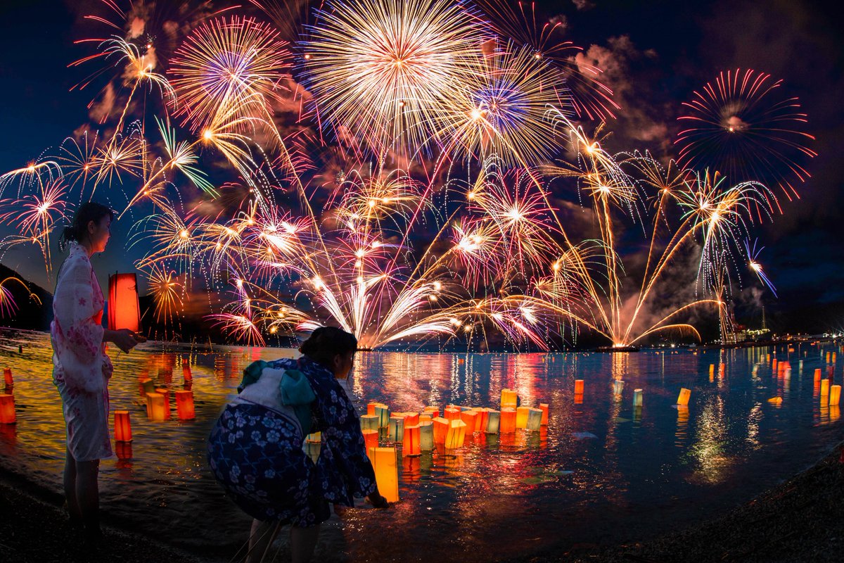 まるでポスター 敦賀花火大会で撮られた花火と灯籠の幻想的な写真にうっとり Togetter まるでポスター 敦賀花火大会で撮られた花火と灯籠の幻想的な写真にうっとり Togetter