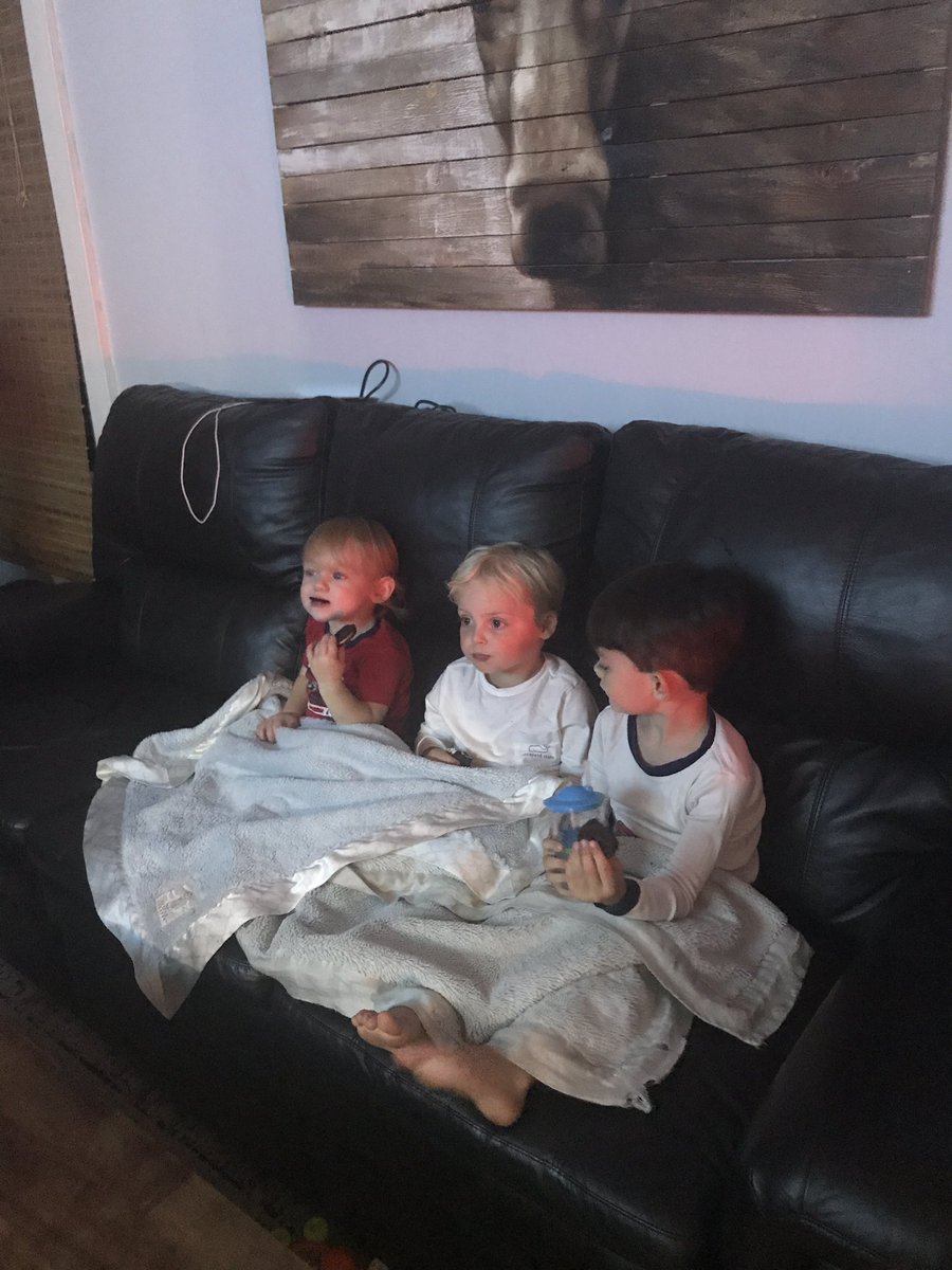 _KateyStanley's tweet photo. Behold: the power of the @Oreo #toddlersareinsane #wehaventsatallday #nowwecanfinallypee https://t.co/zU7gZMXKqQ
