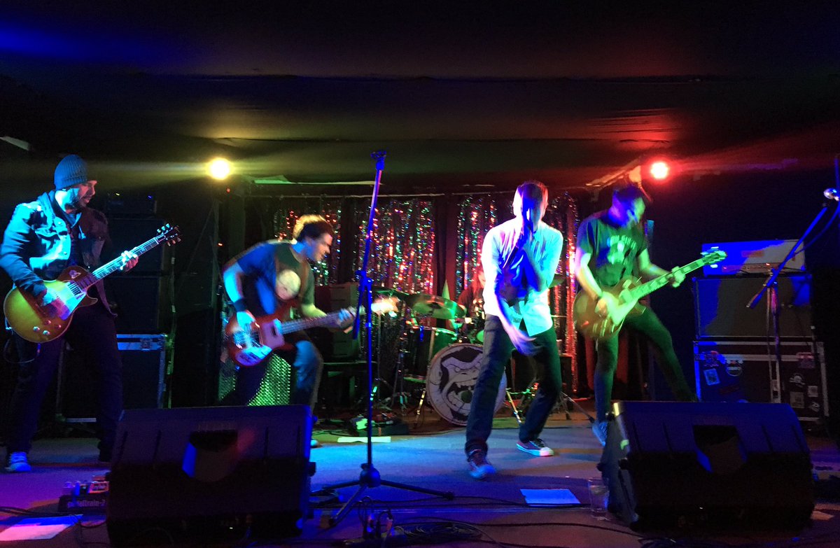 carlabalbontin's tweet image. Escuchando a @SIMIO_ROCK en @MiBardeRock