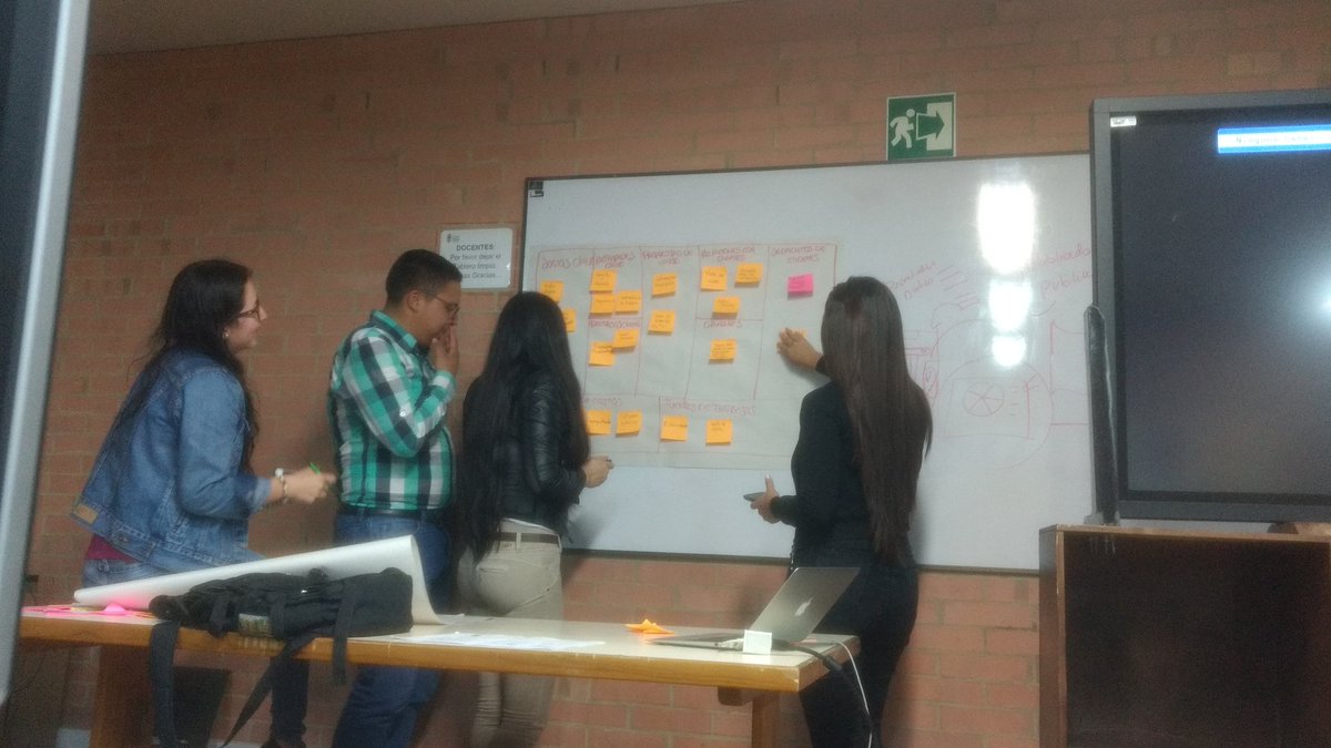 DanielFValeroC's tweet photo. Planteando un modelo de negocio mediante canvas en #FusaCreativa con @Mik50Tatis @valencia_jv @theworldaura @astridm1014 @VladGuz https://t.co/76fvpyiD8D