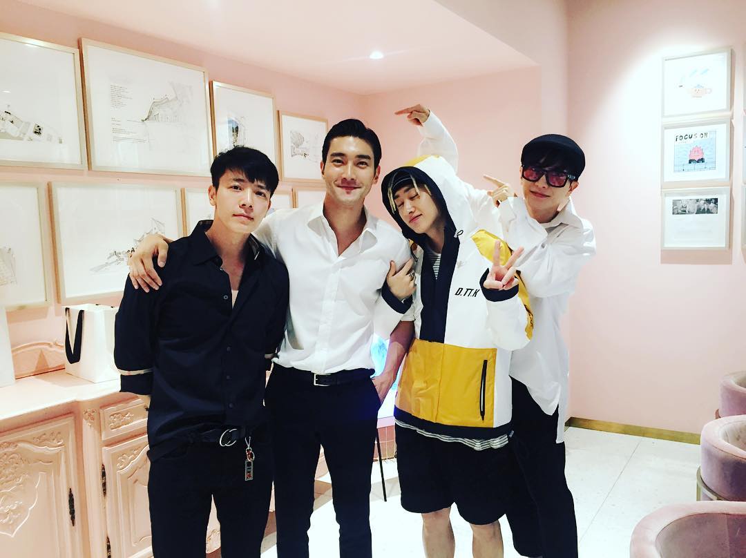 Huanampop's tweet image. อัลไล๊ คนมากมายยืนข้างไม่เป็นผล คนจริง ตัวจริงจะต้องควงแขนจ้าาาา #wonhyuk #love