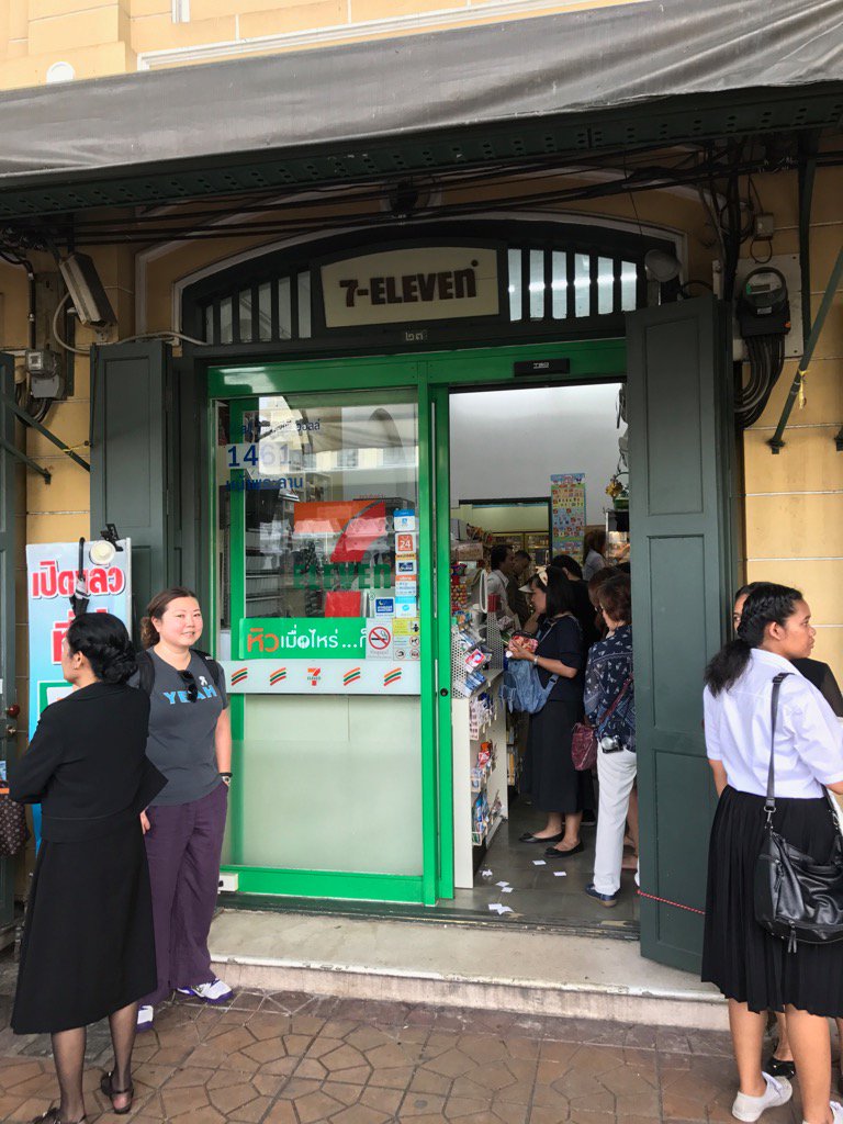 YujiO's tweet photo. Smallest 7-Eleven ever?  In Bangkok @Bean_KROQ https://t.co/umwGUcFYRT
