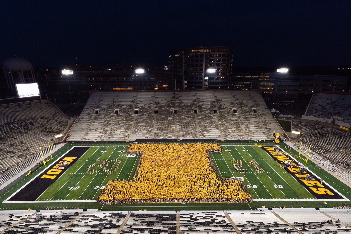 IowaAdmissions's tweet photo. Welcome home, #Classof2021! #OnIowa17 🖤💛🖤💛 https://t.co/6MPy6d3CLI