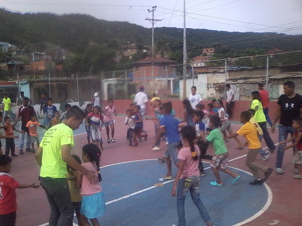 RecreadoresAnz's tweet photo. #Hoy Recreadores  #PazYVida en #ValleVerde de #Plc con actividades recreativas @mimouvargas @psuvaristobulo @fidel_ravelo @luigiricardo57 https://t.co/Un0cNZDsyG