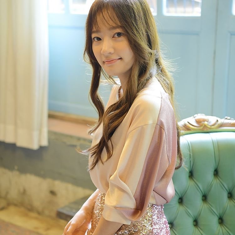 songhayoonpics's tweet photo. VLEEDA Full look 💖💖 https://t.co/k4oBBvqOLe
