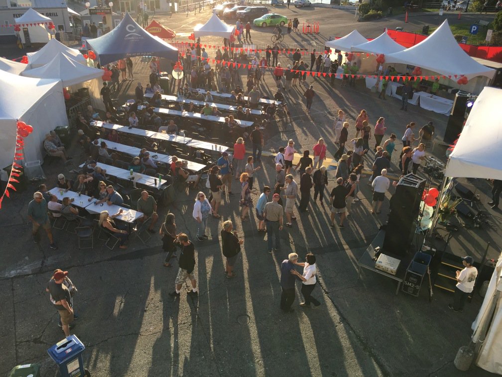 VictoriaDragon's tweet photo. The dance floor is bumping for the first night of #VDBF2017! Live bands until 10 tonight #yyj #freeshow https://t.co/NN7XOHITtg